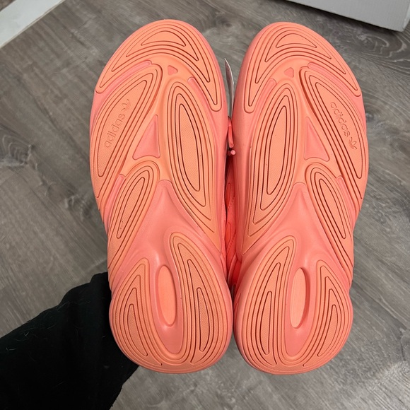 NWT RARE COLOR ADIDAS OZELIA - Picture 8 of 8
